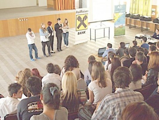Elevii constănţeni cu conceput banca pentru tineri